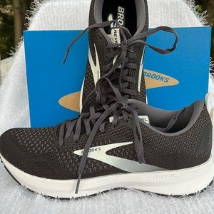 Brooks Revel 4 Running/Walking shoe. Size 8.5